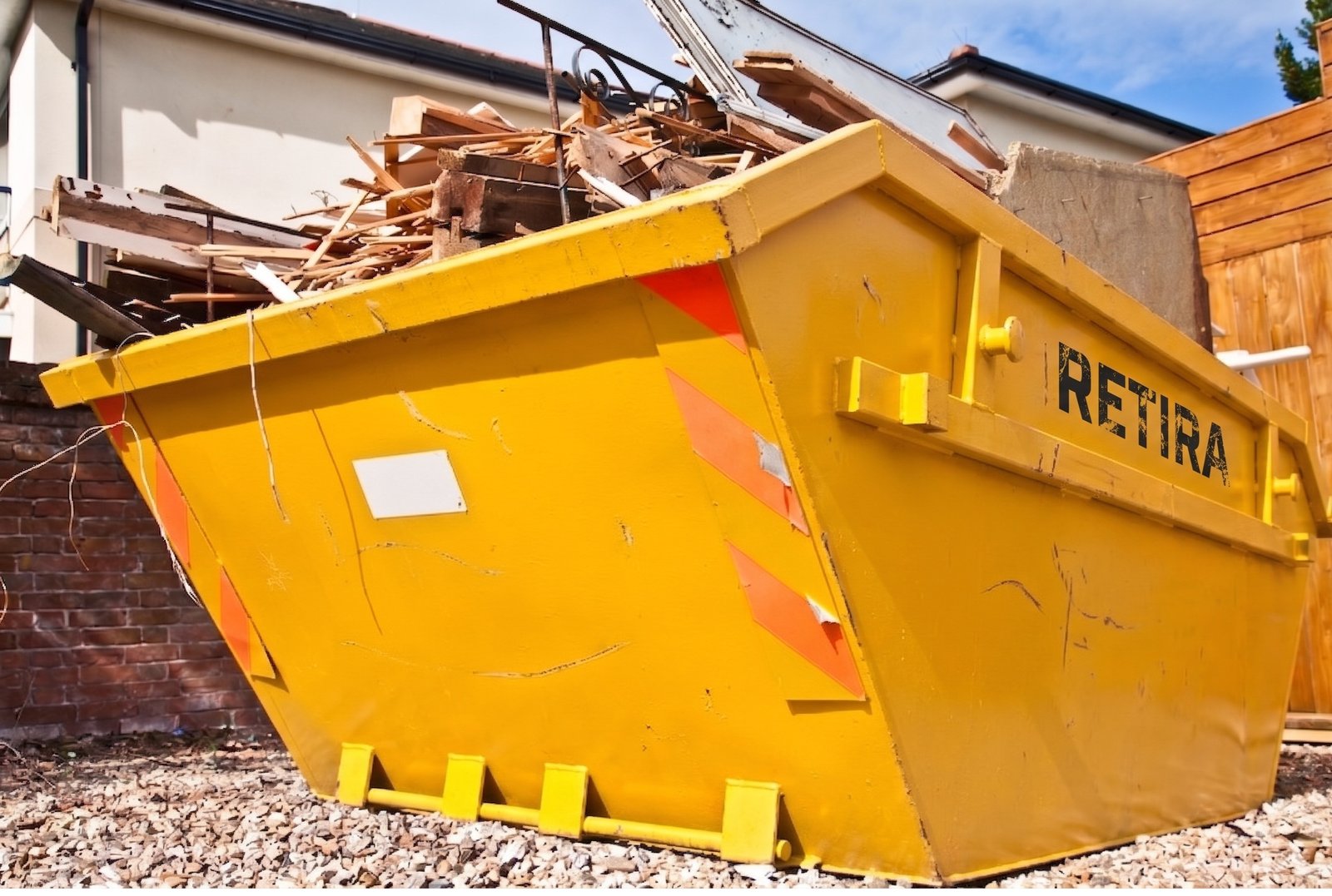 Caçamba de 4 m³ entregue em obra residencial