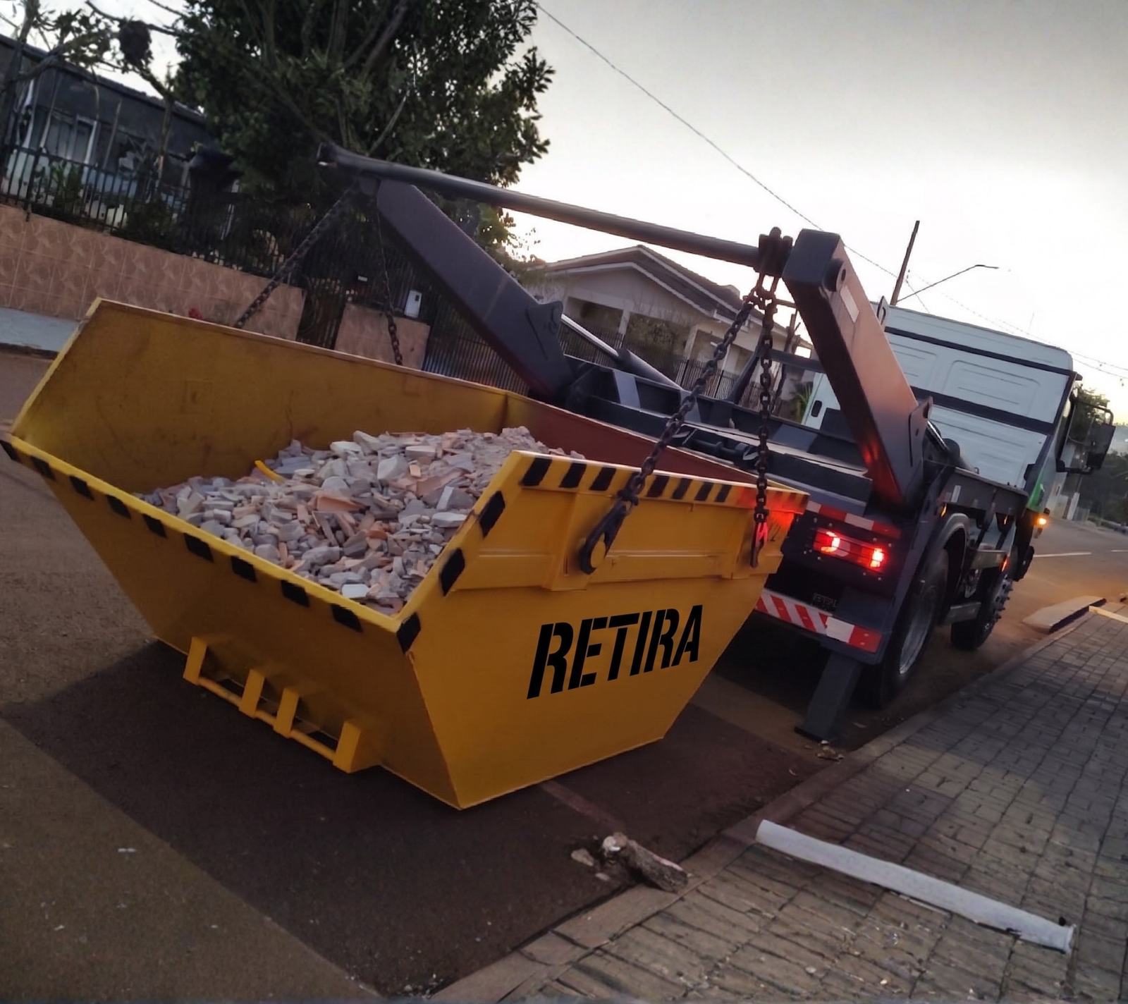 Caçamba de 4 m³ entregue em obra residencial
